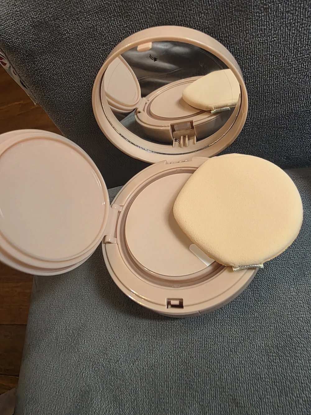 GUCCI Cushion de Beauté Compact - Pink & Gold
